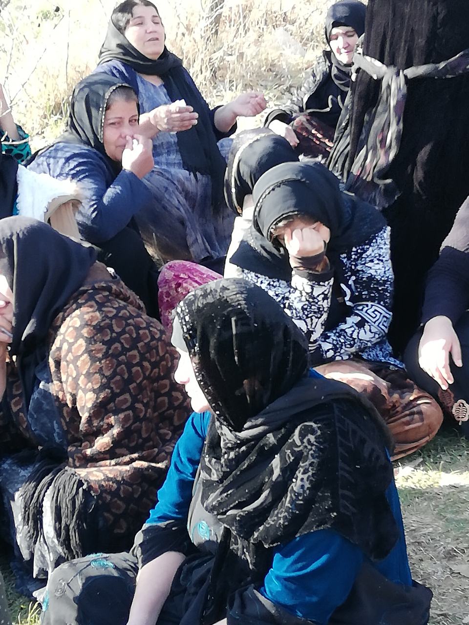 به‌ وێنه‌.. له‌ دێره‌لووك مه‌راسيمى به‌خاكسپاردنى ته‌رمى دوو شه‌هيدى بۆردومانه‌كانى توركيا به‌ڕێوه‌ده‌چێت